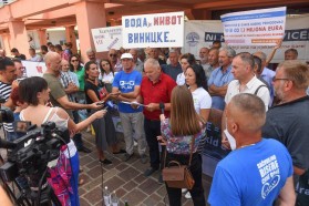 Montenegro: Vertreter der betroffenen Gemeinden sprachen bei der Demo: Hier Mihajlo Ostojic von dem Fluss Vinicka. Seine Geschichte können Sie hier lesen: https://balkanrivers.net/en/mihajlo-ostojic-vinicka-river-montenegro
